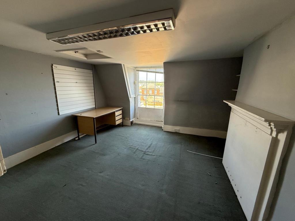 Lot: 67 - FREEHOLD THREE STOREY TOWN CENTRE OFFICE BUILDING - A Room on the Top Floor